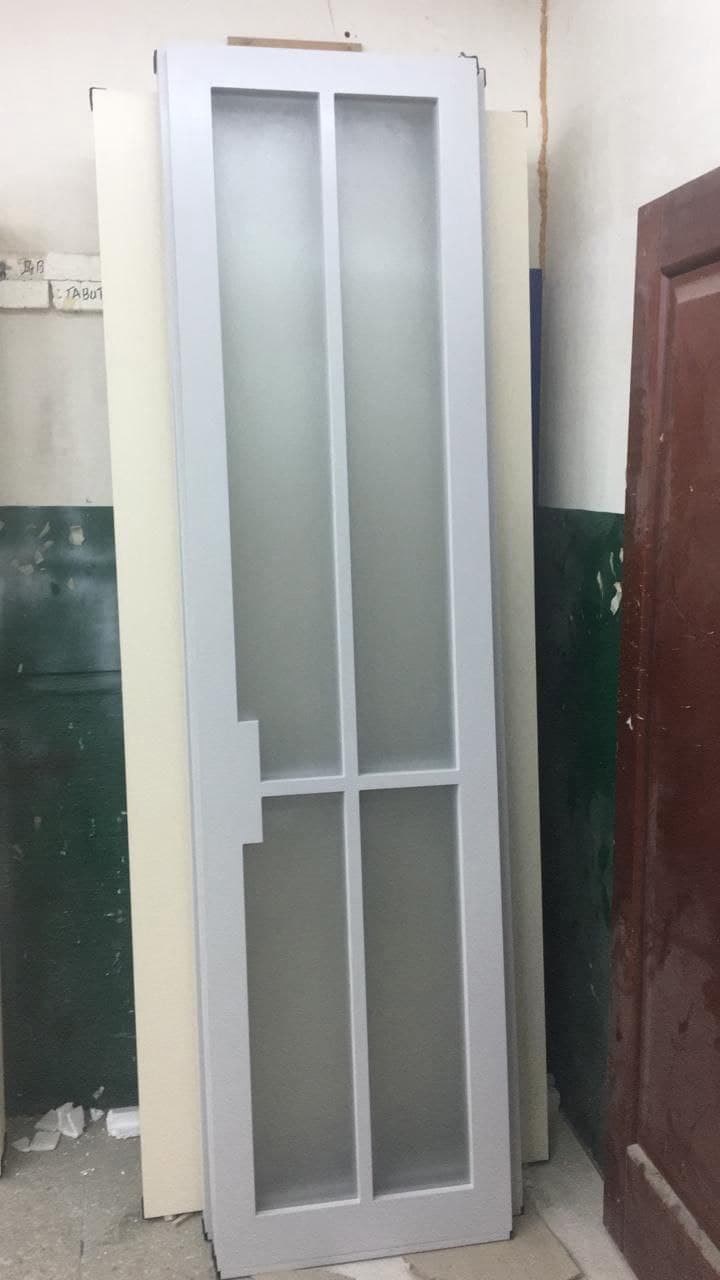 Высокая фрезерованная дверь с решеткой