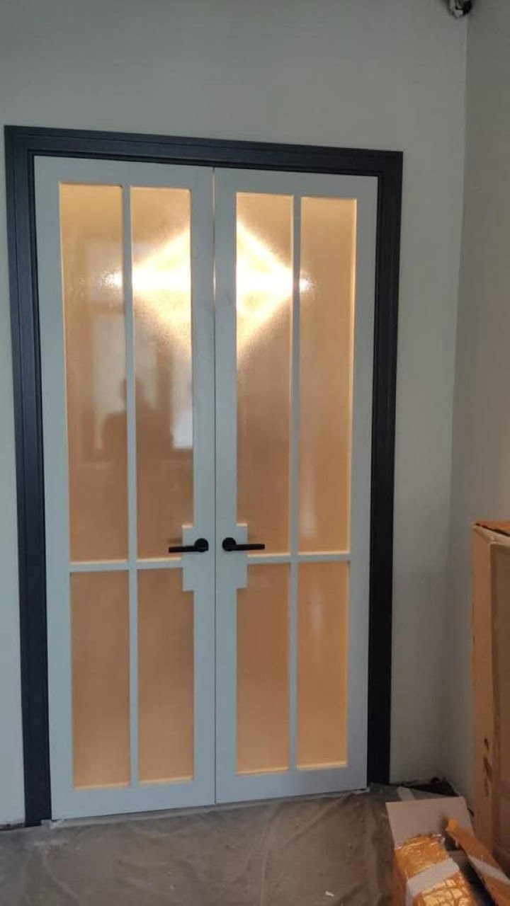 Двустворчатая фрезерованная дверь с решеткой