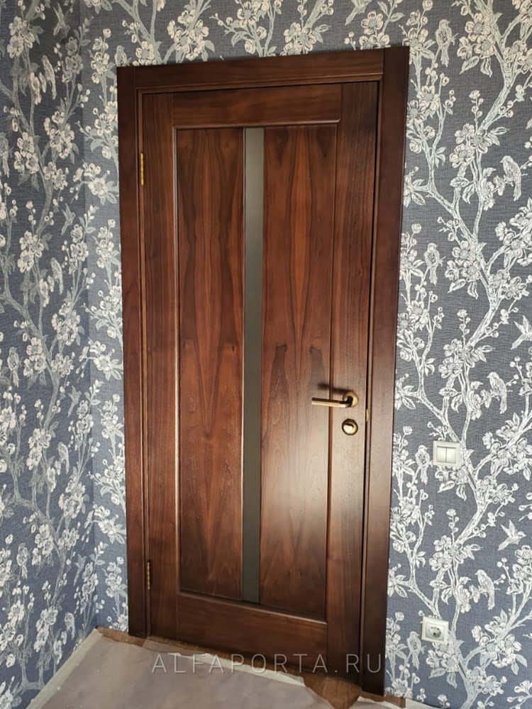 Установленная распашная дверь