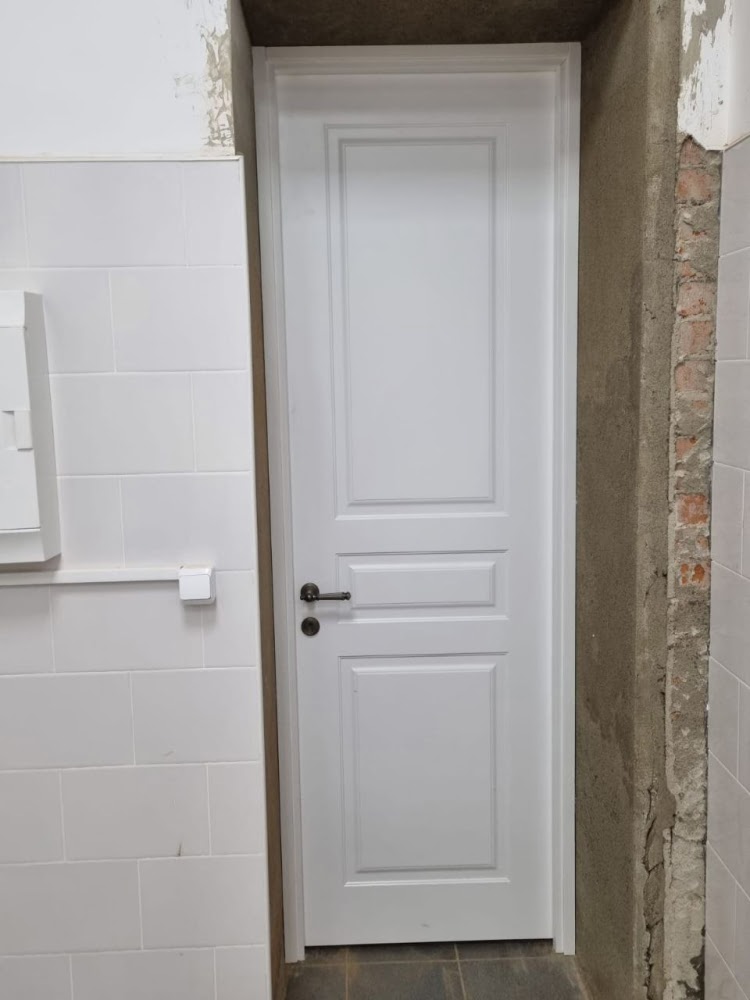 Установленная дверь в туалет