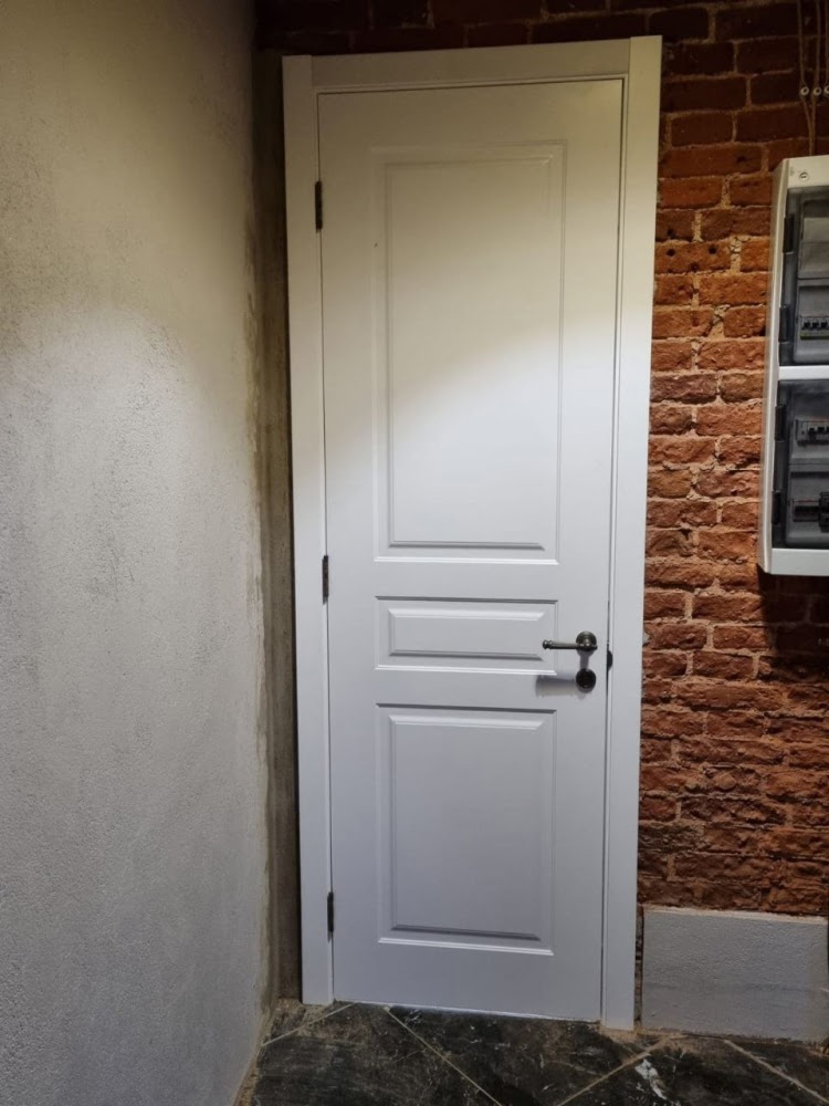 Установленная дверь в жилую комнату