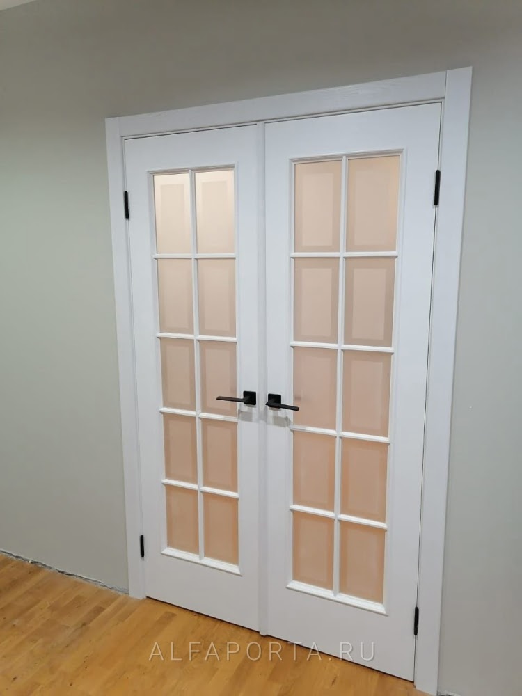 Белая классическая дверь с английской решеткой. Фото в интерьере