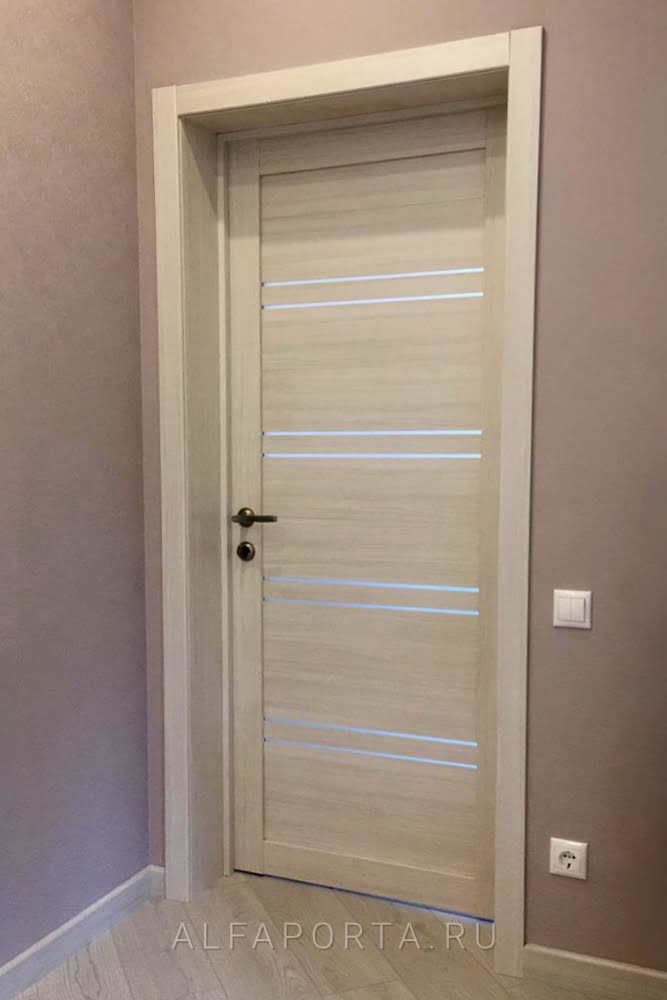 Установленная дверь в комнату