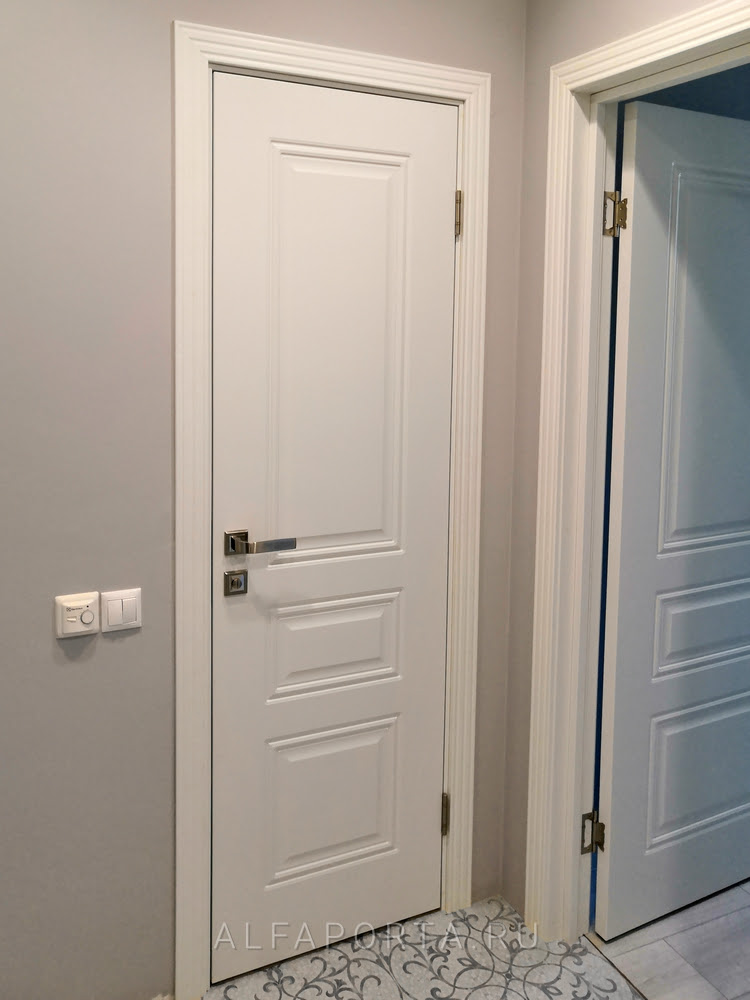 Установка белых межкомнатных дверей в комнату