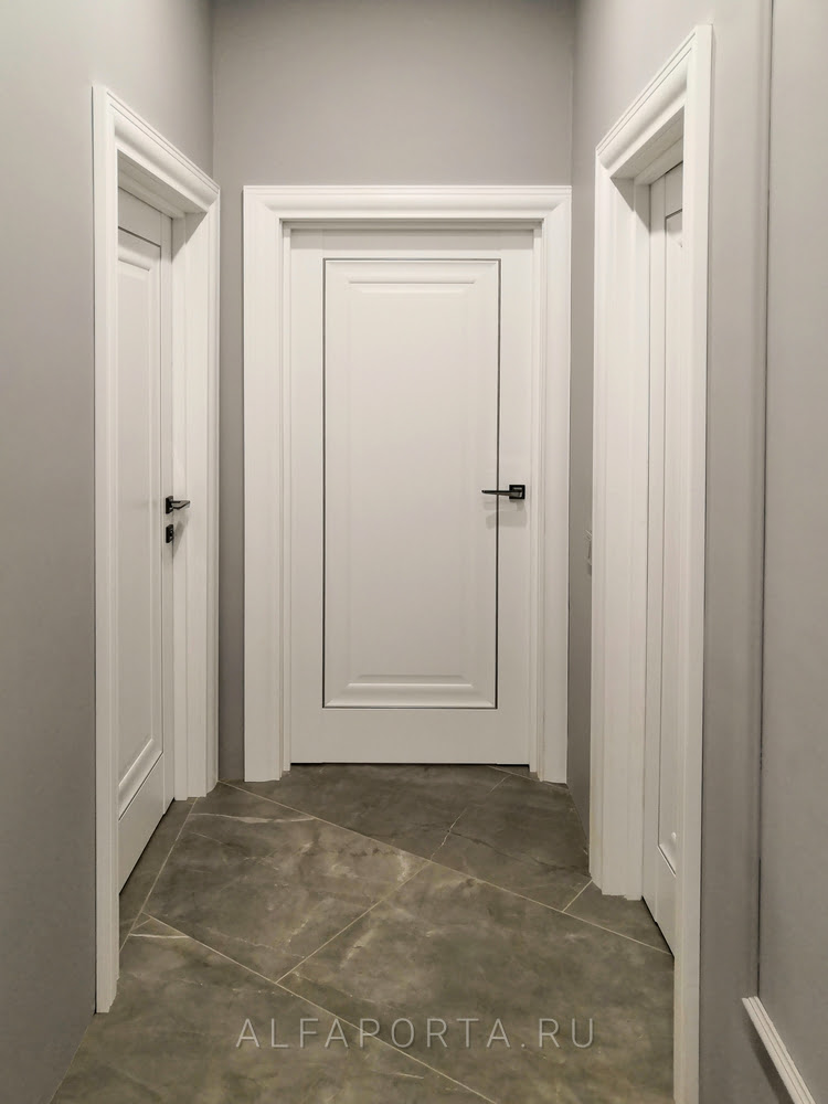 Установка белых межкомнатных дверей в комнаты квартиры