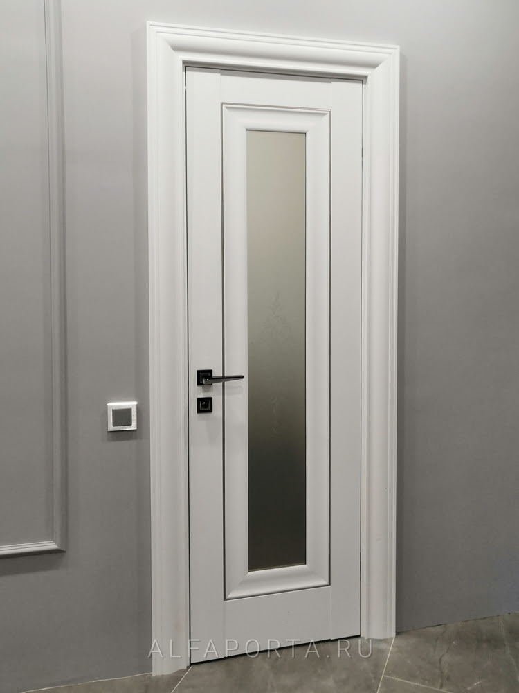 Установленная белая дверь со стеклом