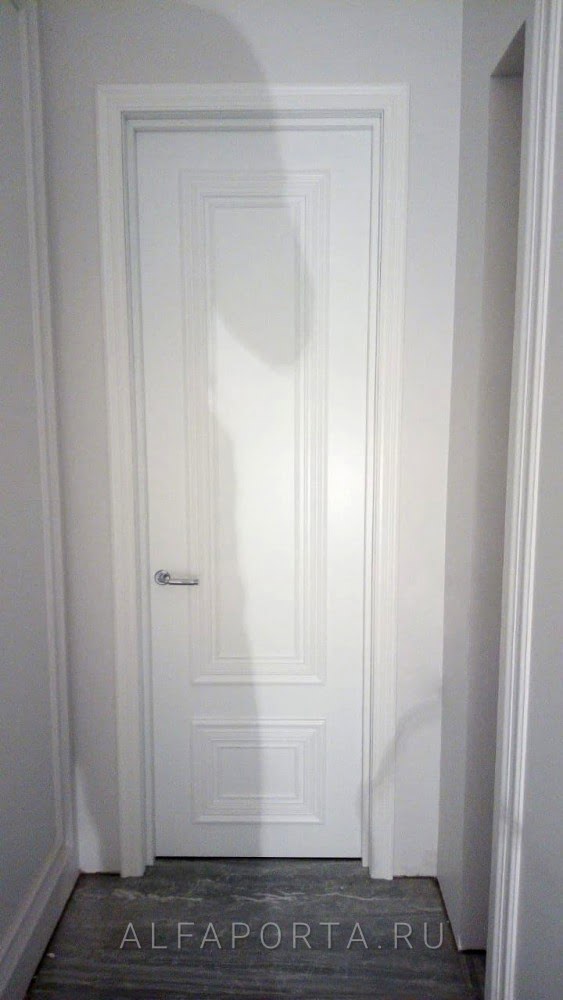 Установленная высокая эмалированная дверь