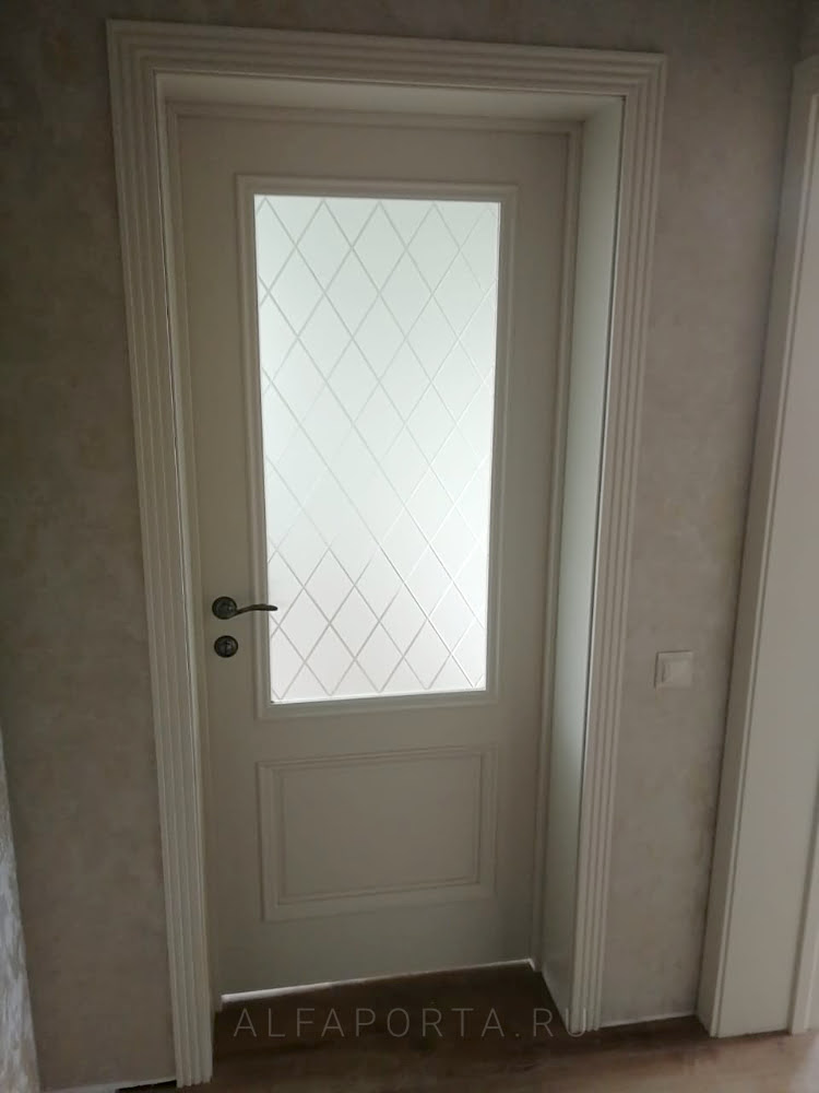 Установленная межкомнатная дверь в частный дом