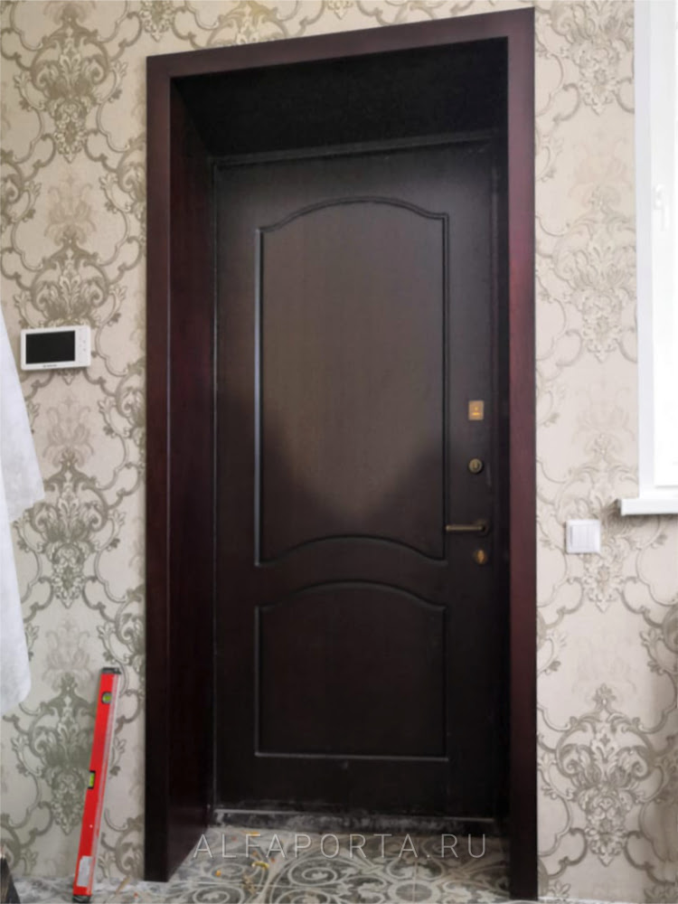 Установленная металлическая дверь в частный дом