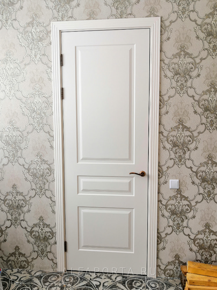 Установленные белые двери в доме