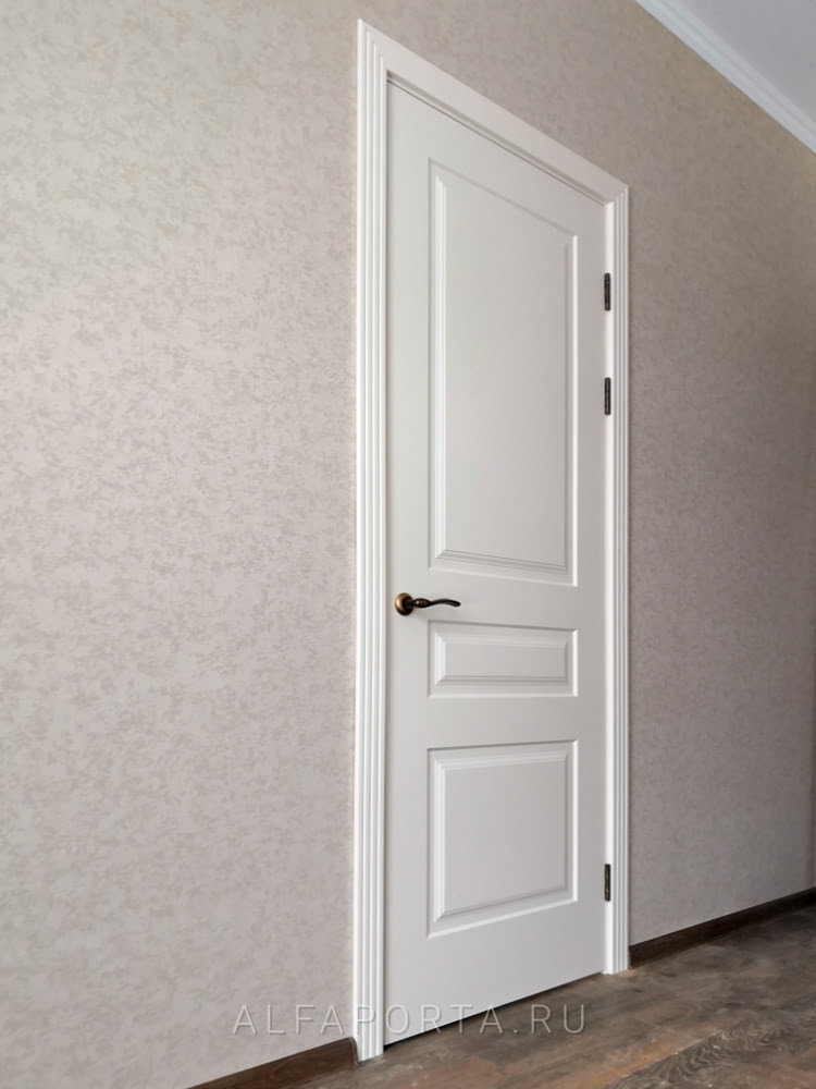 Белая эмалированная дверь в интерьере