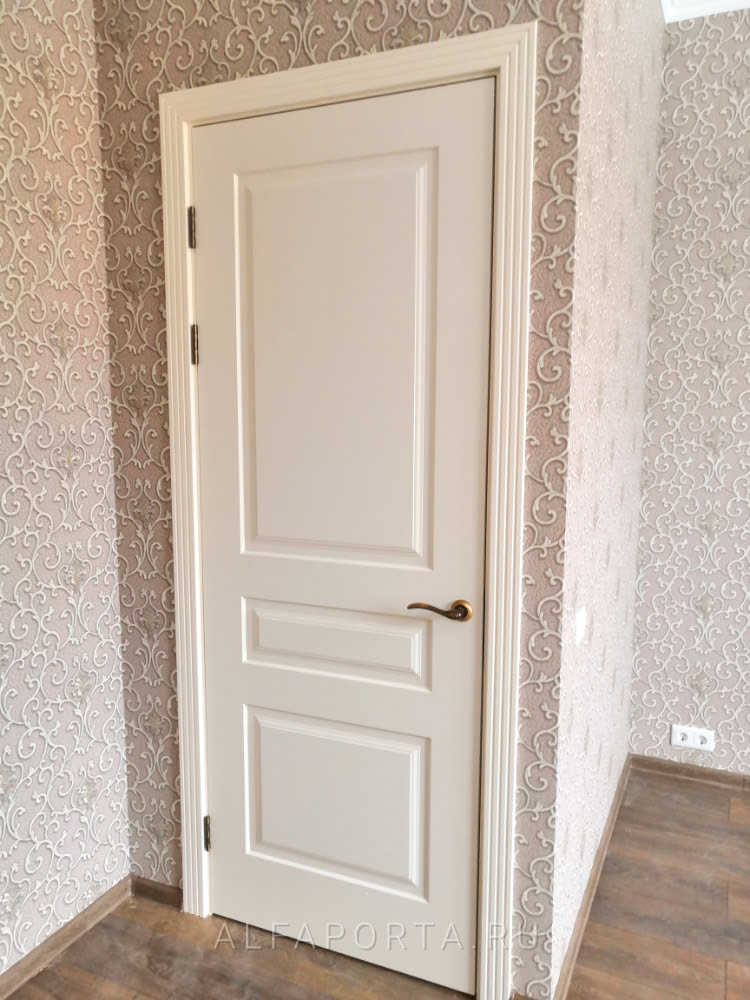 Установленная белая дверь эмаль в частном доме