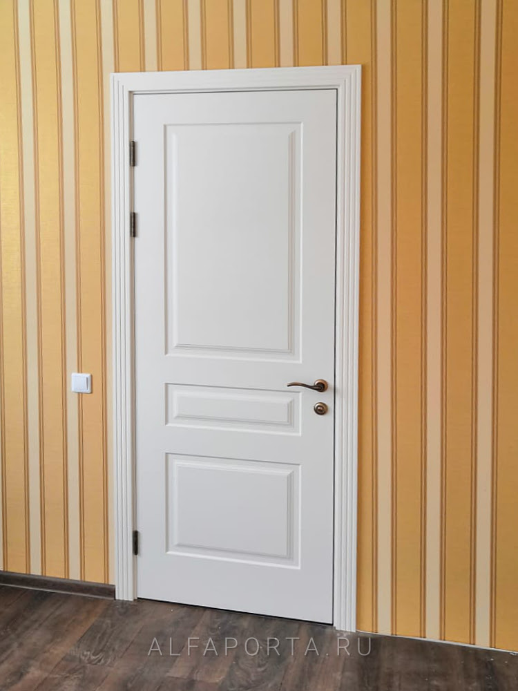 Белая эмалированная дверь в комнате