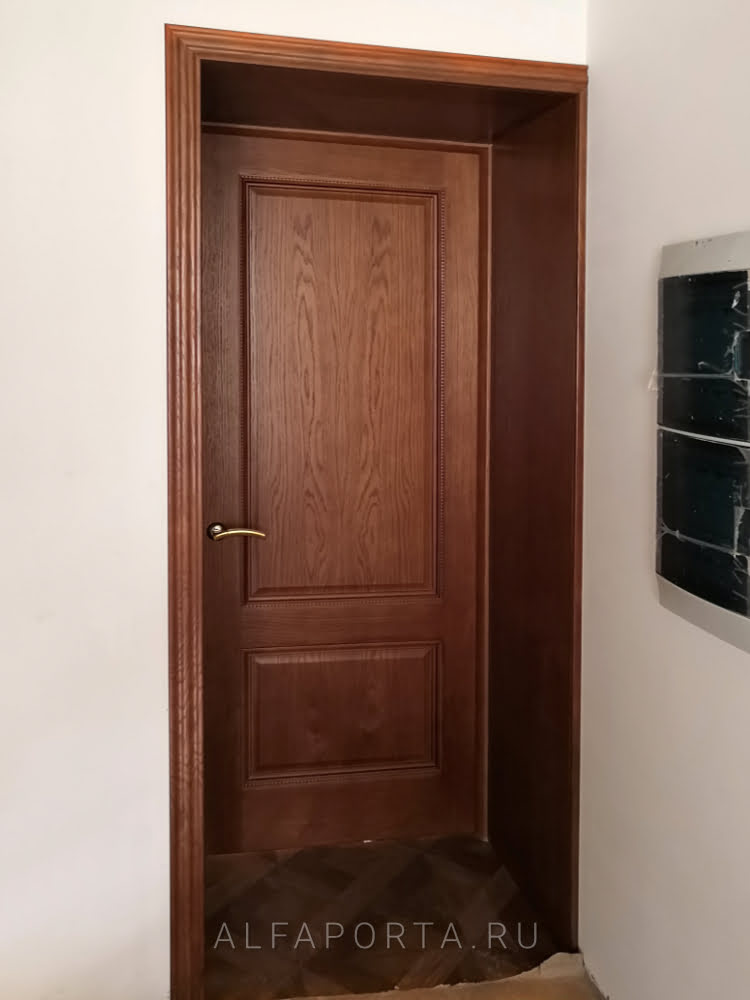 Установленная шпонированная дверь с добором
