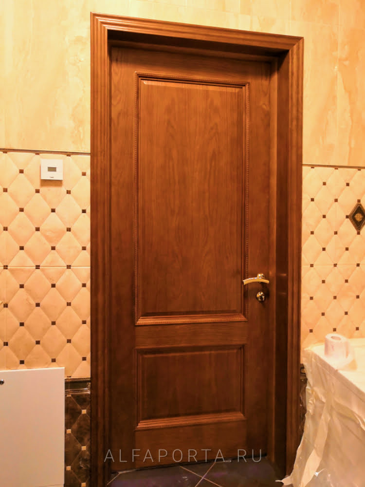 Шпонированная дверь в ванной комнате