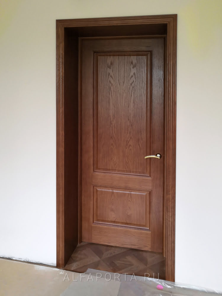 Установленная шпонированная дверь в частном доме