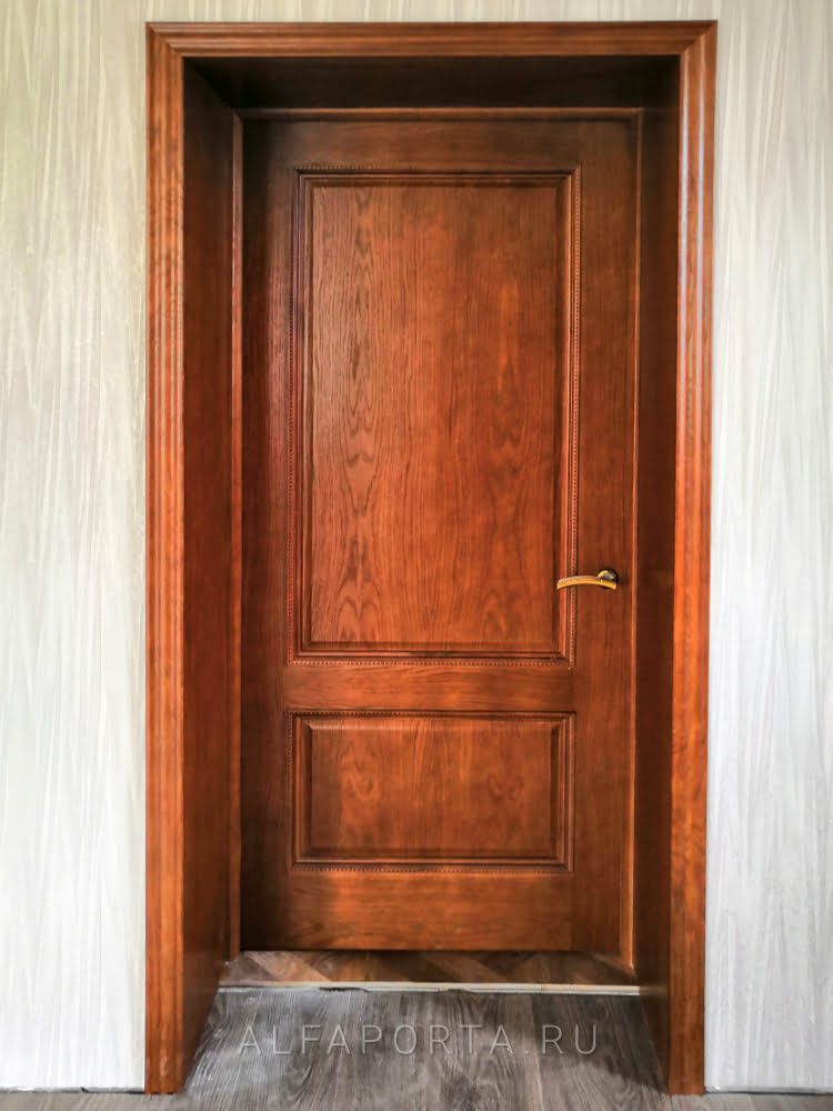 Распашная шпонированная дверь с добором