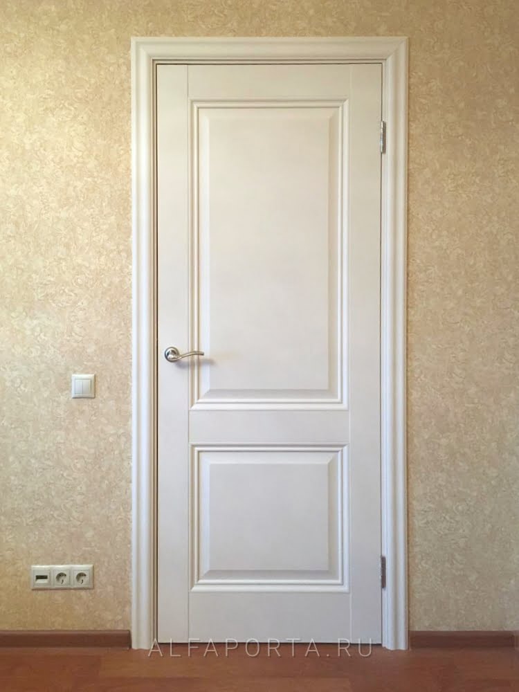 Установленная распашная дверь в комнату