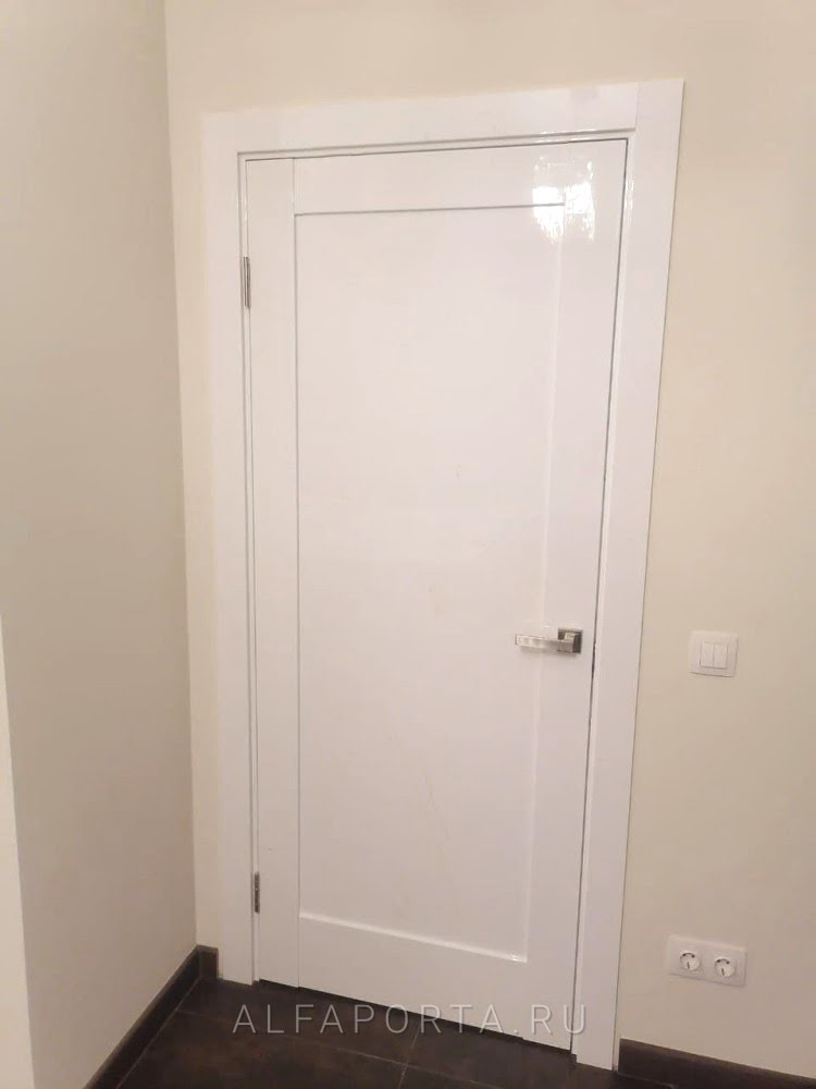 Установленная распашная дверь в комнату