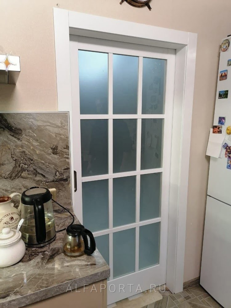 Установленная раздвижная дверь на кухню